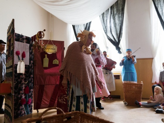 Divadlo UJETO: O třech sestrách ze Všechmastí | Magdalena Dubnová