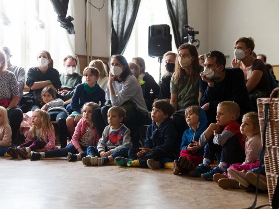 Divadlo UJETO: O třech sestrách ze Všechmastí | Magdalena Dubnová