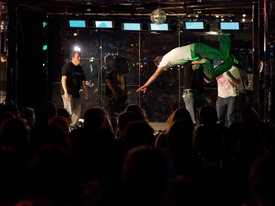Divadlo Vosto5 | <h4>Stand´artní kabaret</h4>
Zcela otevřený divadelně-hudební improvizační večer. Stand´artní kabaret prožívá pokaždé svou premiéru i derniéru a je hudebně doprovázený vlastní kapelou SNAHA<br />
29. 10. / 20:30, Casino