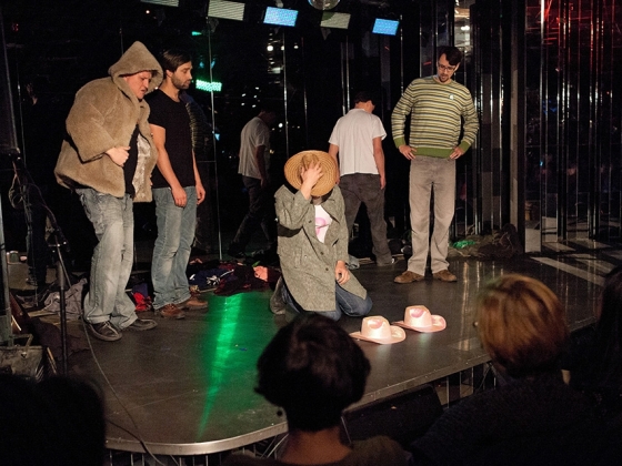 Divadlo Vosto5 | <h4>Stand´artní kabaret</h4>
Zcela otevřený divadelně-hudební improvizační večer. Stand´artní kabaret prožívá pokaždé svou premiéru i derniéru a je hudebně doprovázený vlastní kapelou SNAHA<br />
29. 10. / 20:30, Casino
