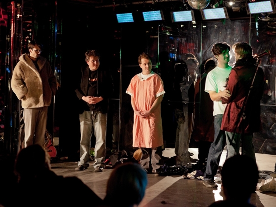 Divadlo Vosto5 | <h4>Stand´artní kabaret</h4>
Zcela otevřený divadelně-hudební improvizační večer. Stand´artní kabaret prožívá pokaždé svou premiéru i derniéru a je hudebně doprovázený vlastní kapelou SNAHA<br />
29. 10. / 20:30, Casino