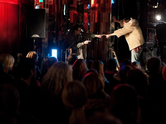 Divadlo Vosto5 | <h4>Stand´artní kabaret</h4>
Zcela otevřený divadelně-hudební improvizační večer. Stand´artní kabaret prožívá pokaždé svou premiéru i derniéru a je hudebně doprovázený vlastní kapelou SNAHA<br />
29. 10. / 20:30, Casino