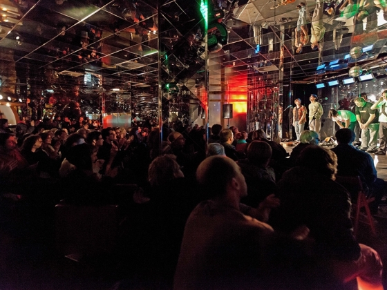 Divadlo Vosto5 | <h4>Stand´artní kabaret</h4>
Zcela otevřený divadelně-hudební improvizační večer. Stand´artní kabaret prožívá pokaždé svou premiéru i derniéru a je hudebně doprovázený vlastní kapelou SNAHA<br />
29. 10. / 20:30, Casino