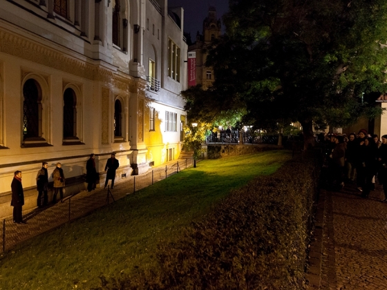 HOPPART | <h4>Street Art muzikál</h4>
V této koncertní performanci smísil HOPPartklub to nejlepší z popových hitů s městským prostorem a proměnil tak město v jeviště. / 1. 11. 2012