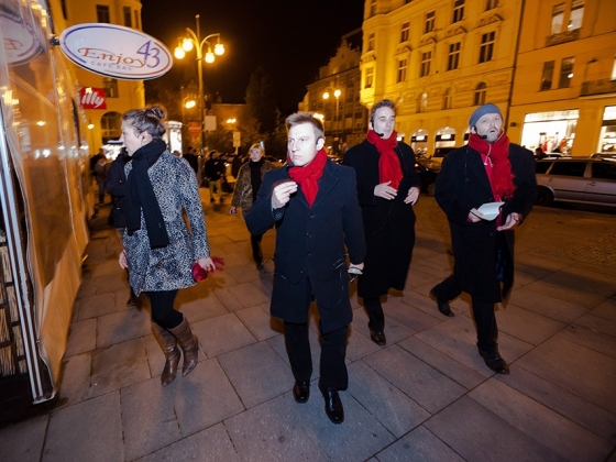 HOPPART | <h4>Street Art muzikál</h4>
V této koncertní performanci smísil HOPPartklub to nejlepší z popových hitů s městským prostorem a proměnil tak město v jeviště. / 1. 11. 2012