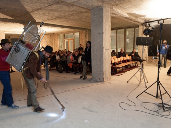 Knowtilus | <h4>Prezentace site-specific projektů z ateliéru Divadelní tvorba v netradičních prostorech KALD DAMU</h4>
17. 10. 2013, Palác u Stýblů