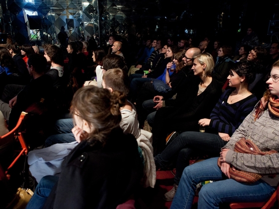 Mezi domy | <h4>Aneb jak si umělci pohrávají s architekturou?</h4>
čtvrtek 1. 11. / 19:30, Casino