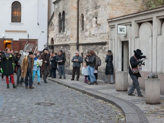 Šťourači a hledači | <h4>Performance – průvod, emanace éterických bytostí</h4>
2. 11. / 16:00, Casino