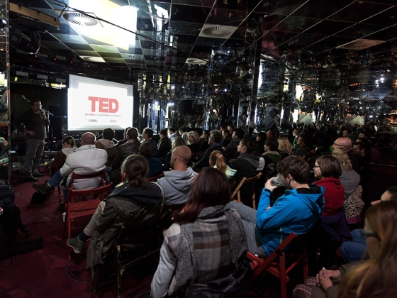 TEDTalks I | <h4>To nejlepší z TEDTalks</h4>
Videa s moderátory Petrem Koubským a Šárkou Havlíčkovou na téma: veřejný prostor, život ve městě, sdílená budoucnost, sousedské vztahy, umělecké zásahy ve městě, žití na této planetě, štěstí, osobnostní rozvoj ad.<br />
27. 10. / 17:30, Casino / TEDTalks I<br />
3. 11. / 18:00, Casino	/ TEDTalks II