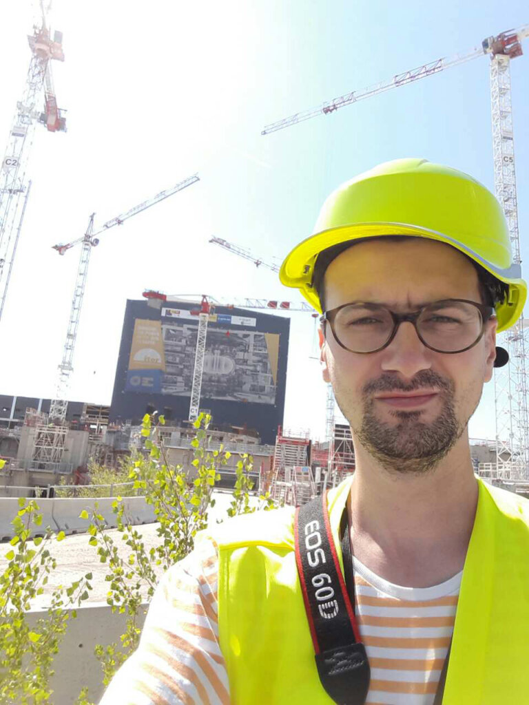 › Ondřej Cihlář při vedení komentované prohlídky na téma Nové trendy v betonování na stavbě plazmového reaktoru tokamak v Cadarache ve Francii.