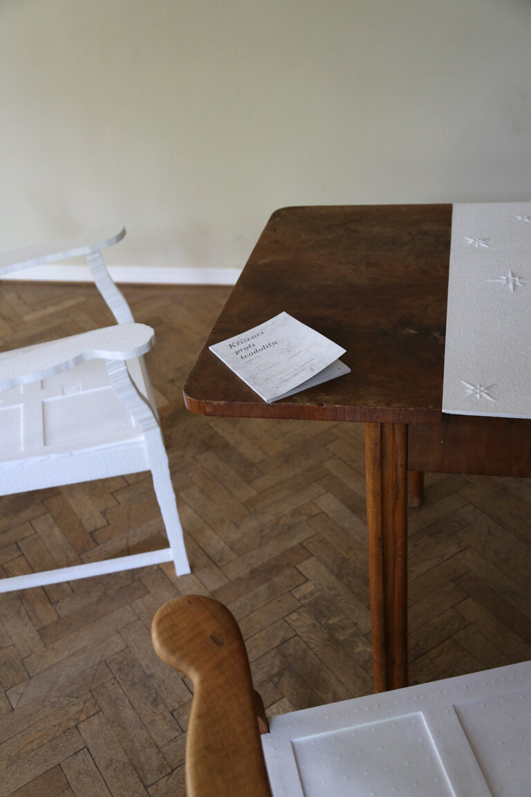 Vojtech Rada, Krizenci proti teodolitu, site-specific instalace, performance, kniha, PC hra